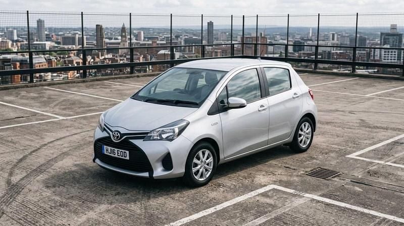 Used Toyota Yaris Hybrid 101 HP (74 kW) 2016 Silver Hatchback