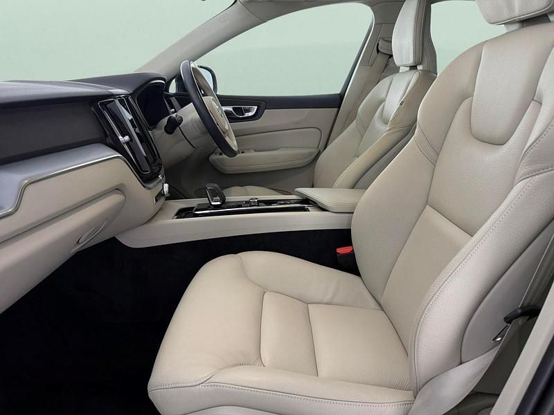 Used Volvo XC60 Momentum 250 HP (183 kW) 2022 Black SUV