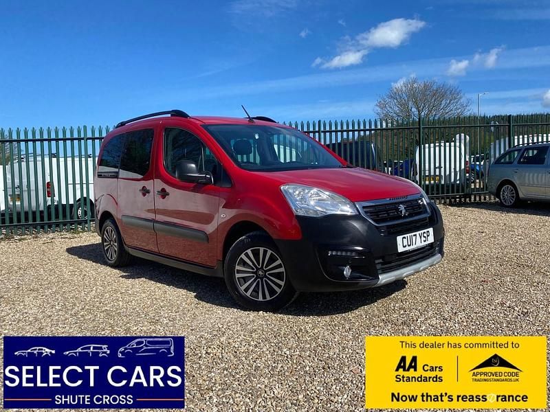 Used Peugeot TePee Outdoor 100 HP (73 kW) 2017 Red MPV
