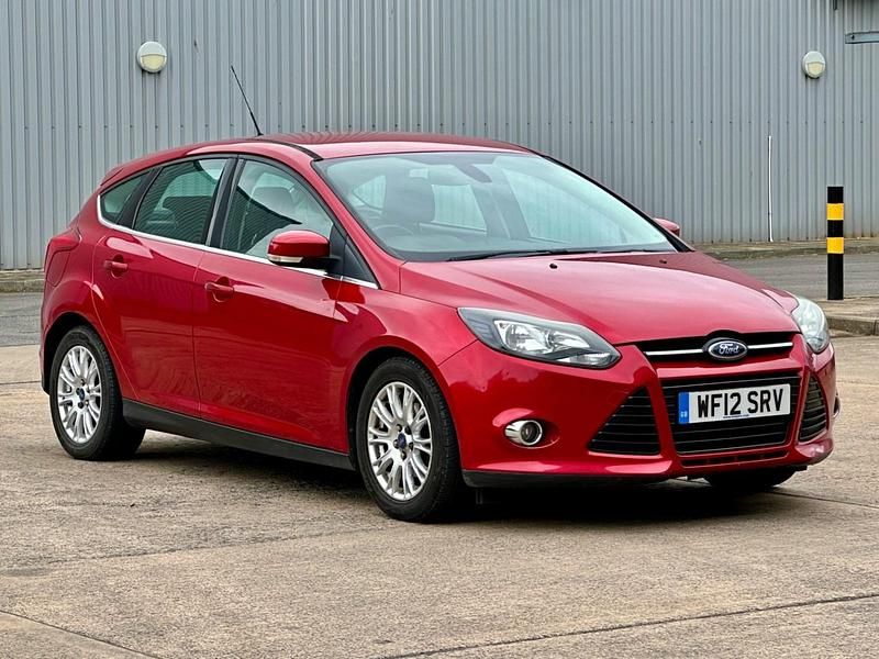 Used Ford Focus Titanium 125 HP (91 kW) 2012 Red Hatchback