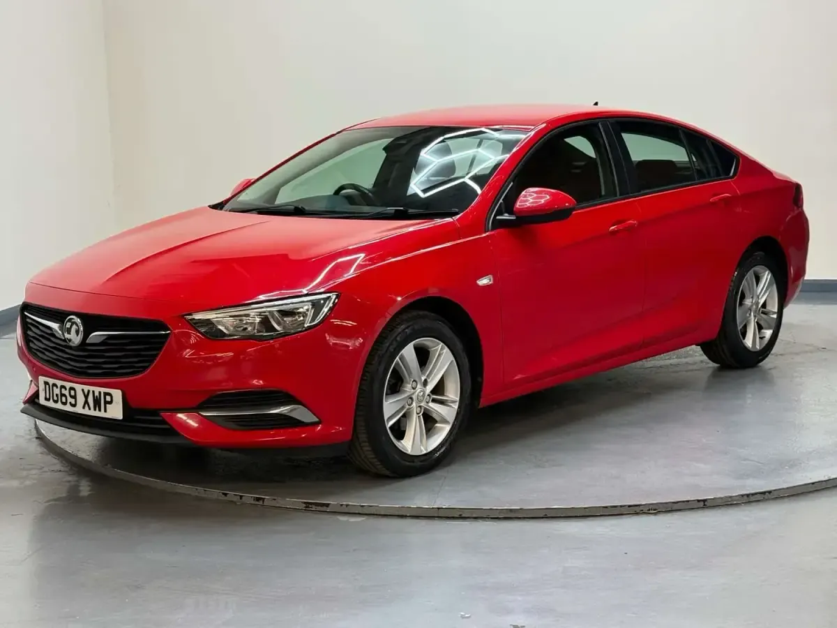 Second-hand Vauxhall Insignia Design Edition 165 CP (121 kW) 2019 Roșu Hatchback