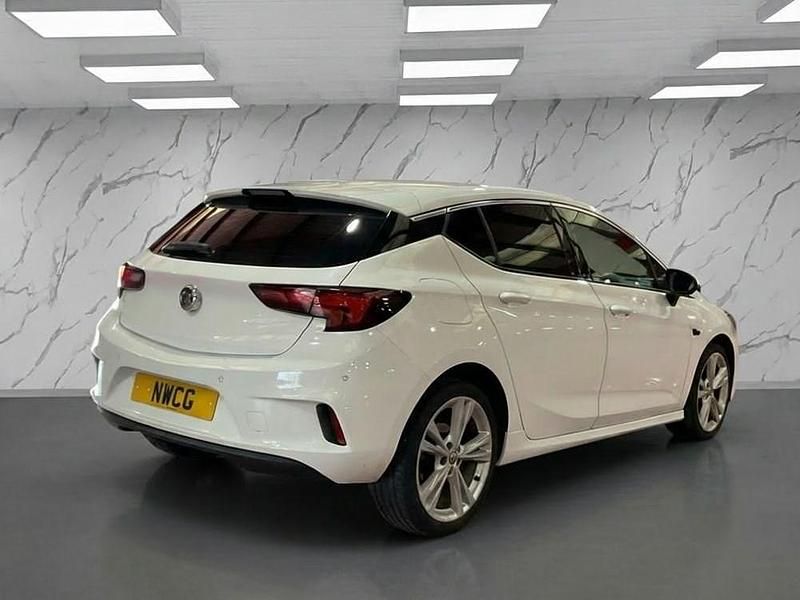 Used Vauxhall Astra SRi 150 HP (110 kW) 2018 White Hatchback