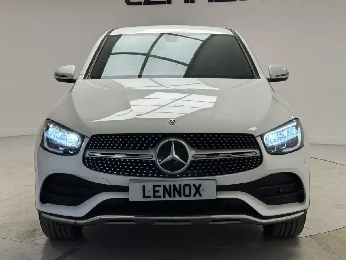 Używany Mercedes GLC300e AMG line 2022 Biały Coupe