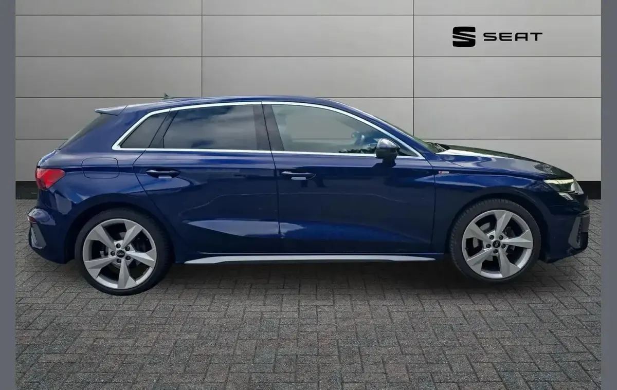 Używany Audi A3 S-Line 147 KM (108 kW) 2023 Niebieski Sedan/Limuzyna