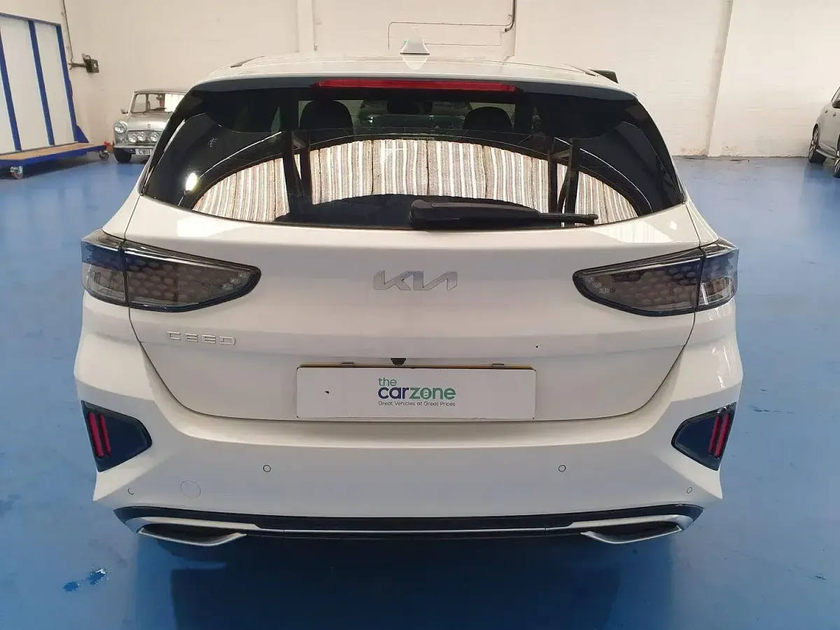 Used Kia Ceed GT-Line 158 HP (116 kW) 2023 White Hatchback