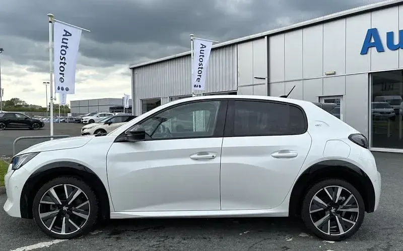 Used Peugeot 208 GTi 102 HP (75 kW) 2022 White Hatchback