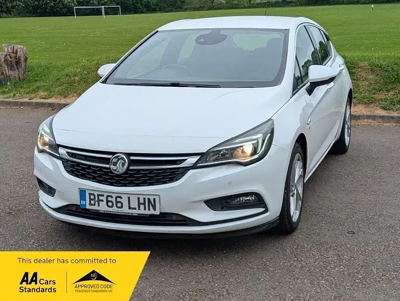 Used Vauxhall Astra SRi 136 HP (100 kW) 2017 White Hatchback