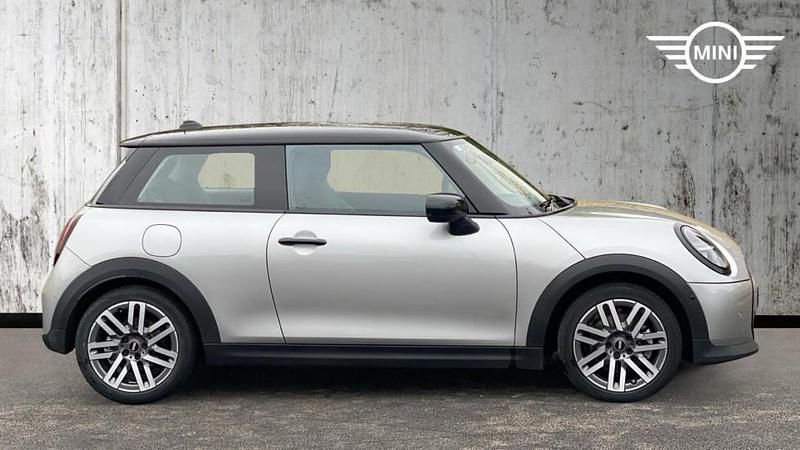 Begagnad Mini Cooper Classic 113 kW (154 HK) 2025 Silver Halvkombi