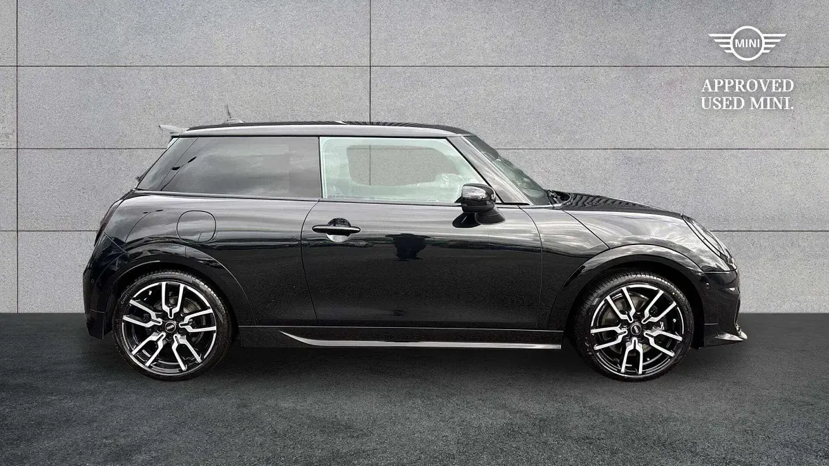 Used Mini Cooper Hatch 113 kW (154 HP) 2025 Black Hatchback