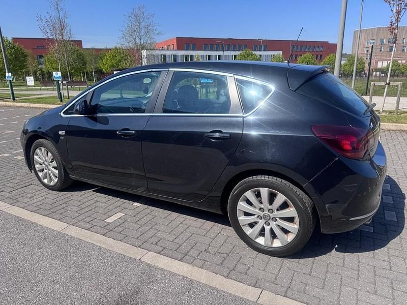 Usado Vauxhall Astra Elite 165 CV (121 kW) 2013 Negro Utilitario