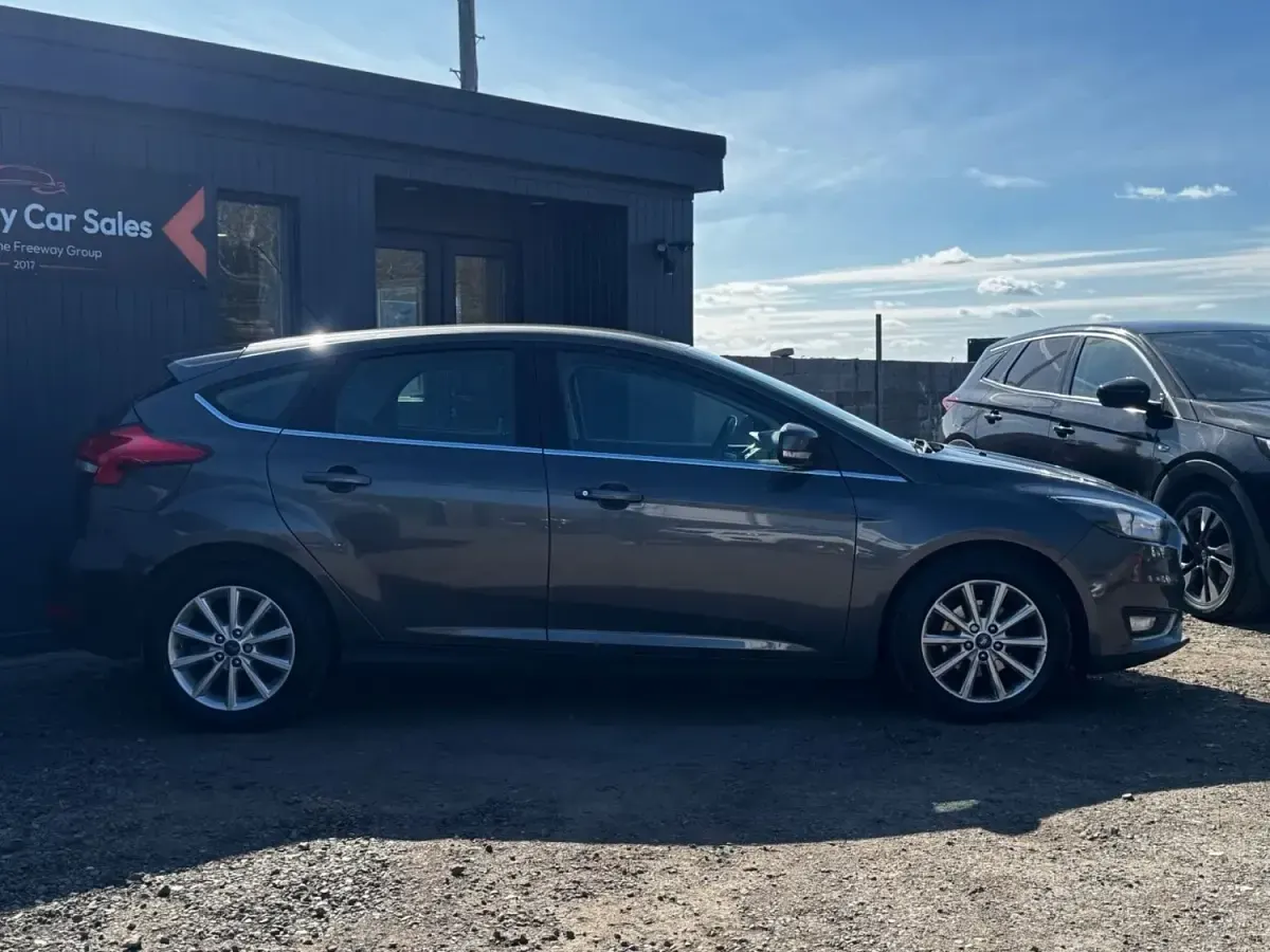 Używany Ford Focus Titanium 101 KM (74 kW) 2016 Szary Hatchback