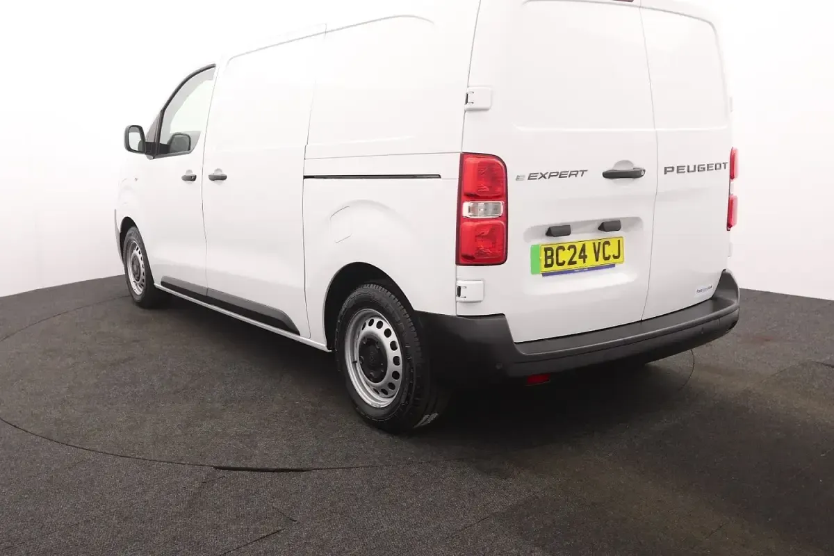 Second-hand Peugeot e-Expert 100 kW (136 CP) 2024 Alb Van