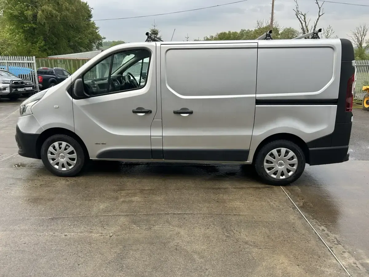 Używany Renault Trafic Business 115 KM (84 kW) 2015 Srebrny Minivan