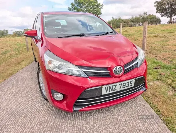 Used Toyota Verso 112 HP (82 kW) 2016 Red MPV