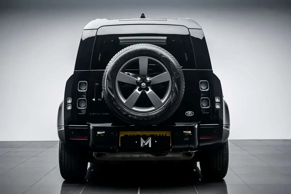 Używany Land Rover Defender S 400 KM (294 kW) 2022 Czarny SUV