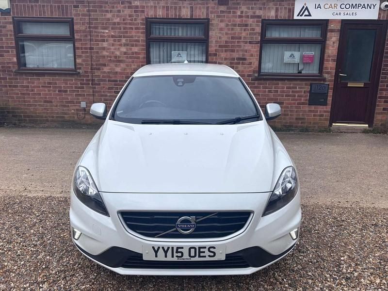 Used Volvo V40 R-Design 120 HP (88 kW) 2015 White Hatchback