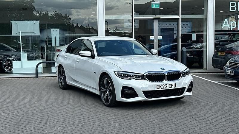 White Used 2022 BMW 330e M Sport | £26,667 (Good price) - Image 1/4