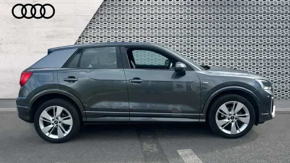 Begagnad Audi Q2 S-Line 110 HK (80 kW) 2023 Grå SUV