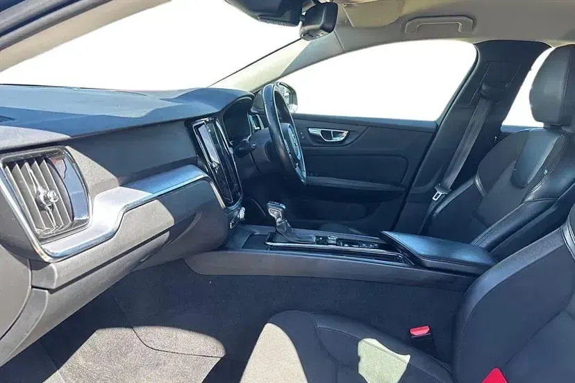Usado Volvo V60 Momentum 190 CV (139 kW) 2019 Gris Familiar