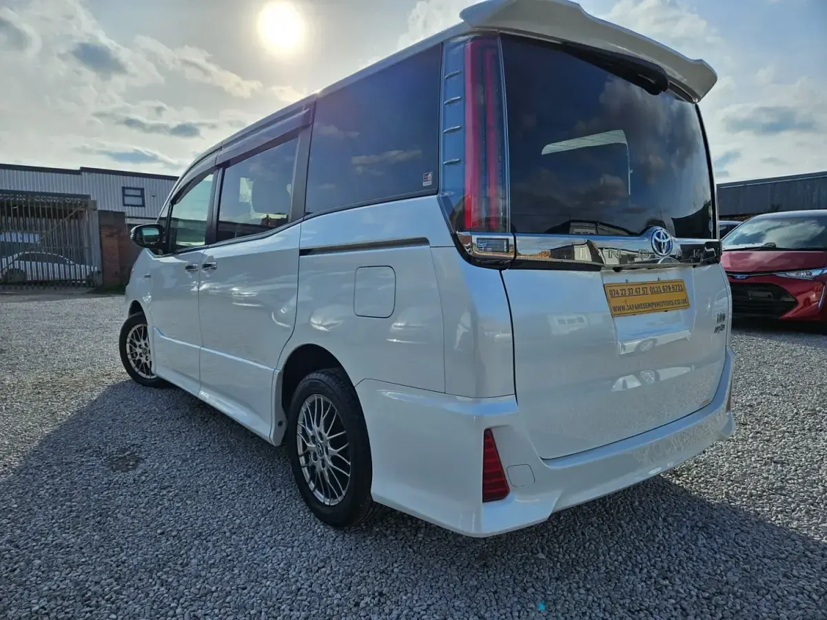 Usado Toyota Noah 2018 Blanco Monovolumen