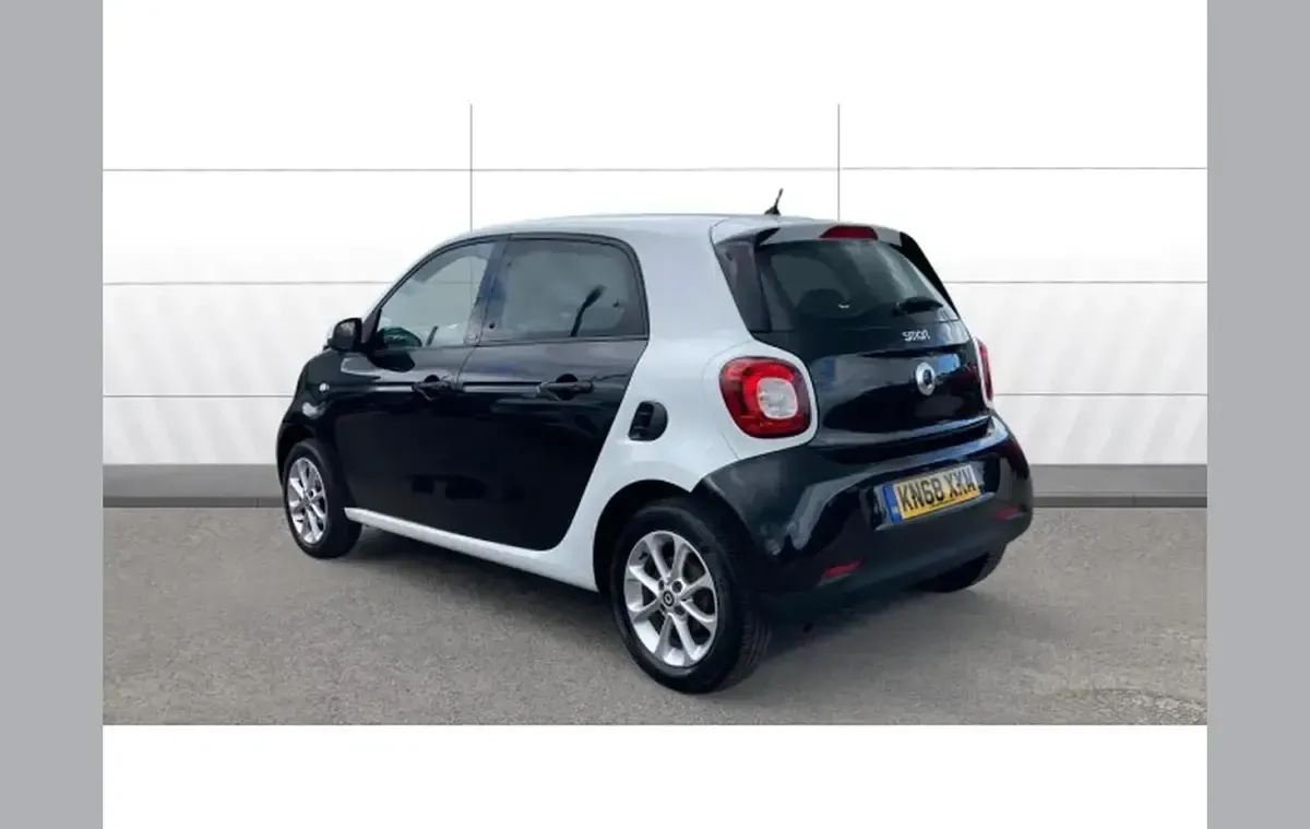 Used Smart ForFour Passion 69 HP (50 kW) 2018 White Hatchback