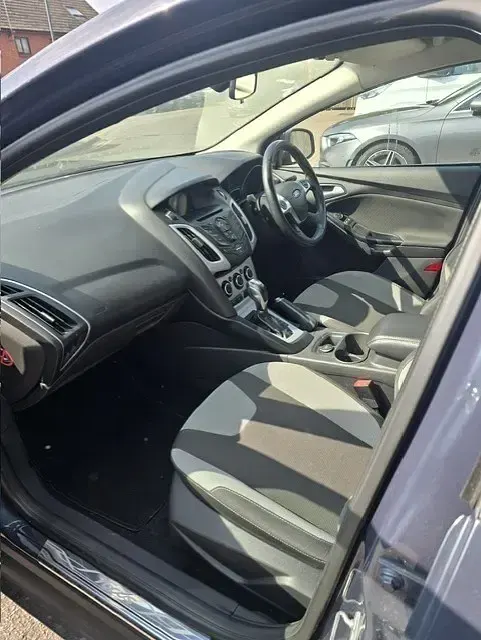 Begagnad Ford Focus Zetec 125 HK (91 kW) 2014 Grå Kombi
