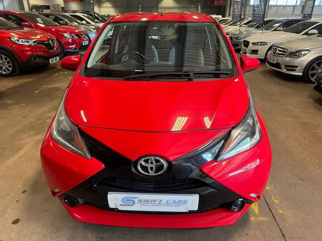 Usado Toyota Aygo X-play 68 HP (50 kW) 2015 Vermelho Citadino