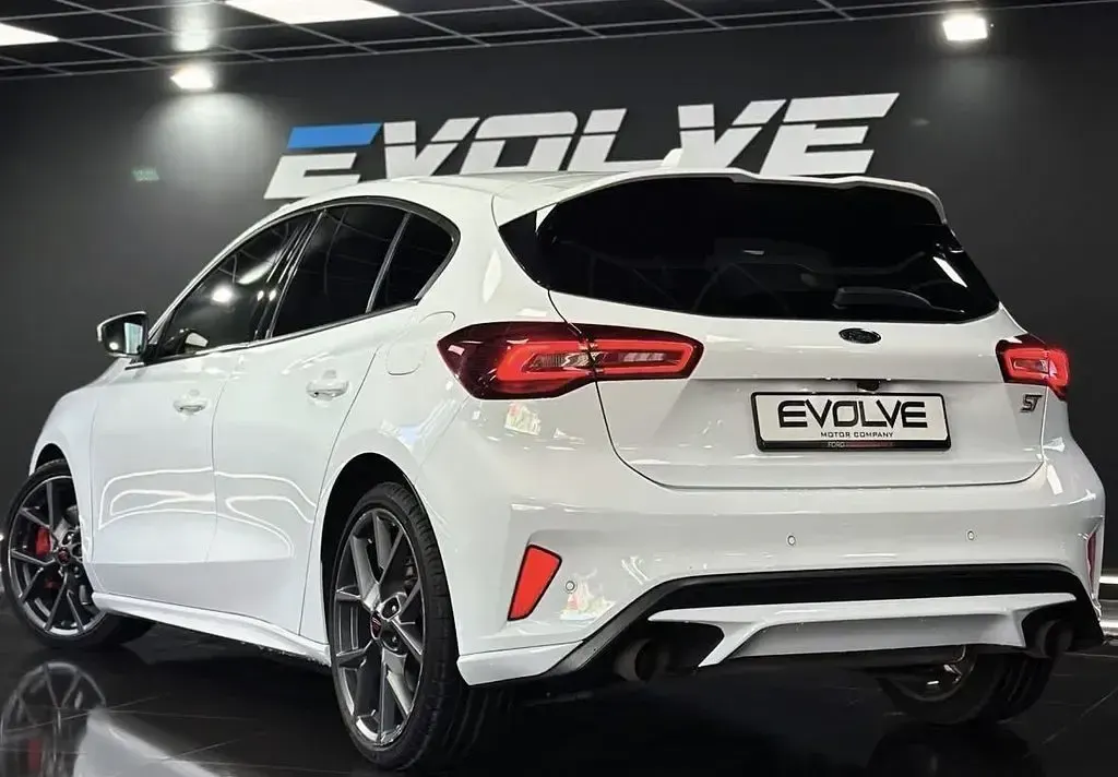 Used Ford Focus ST 280 HP (205 kW) 2023 White Hatchback