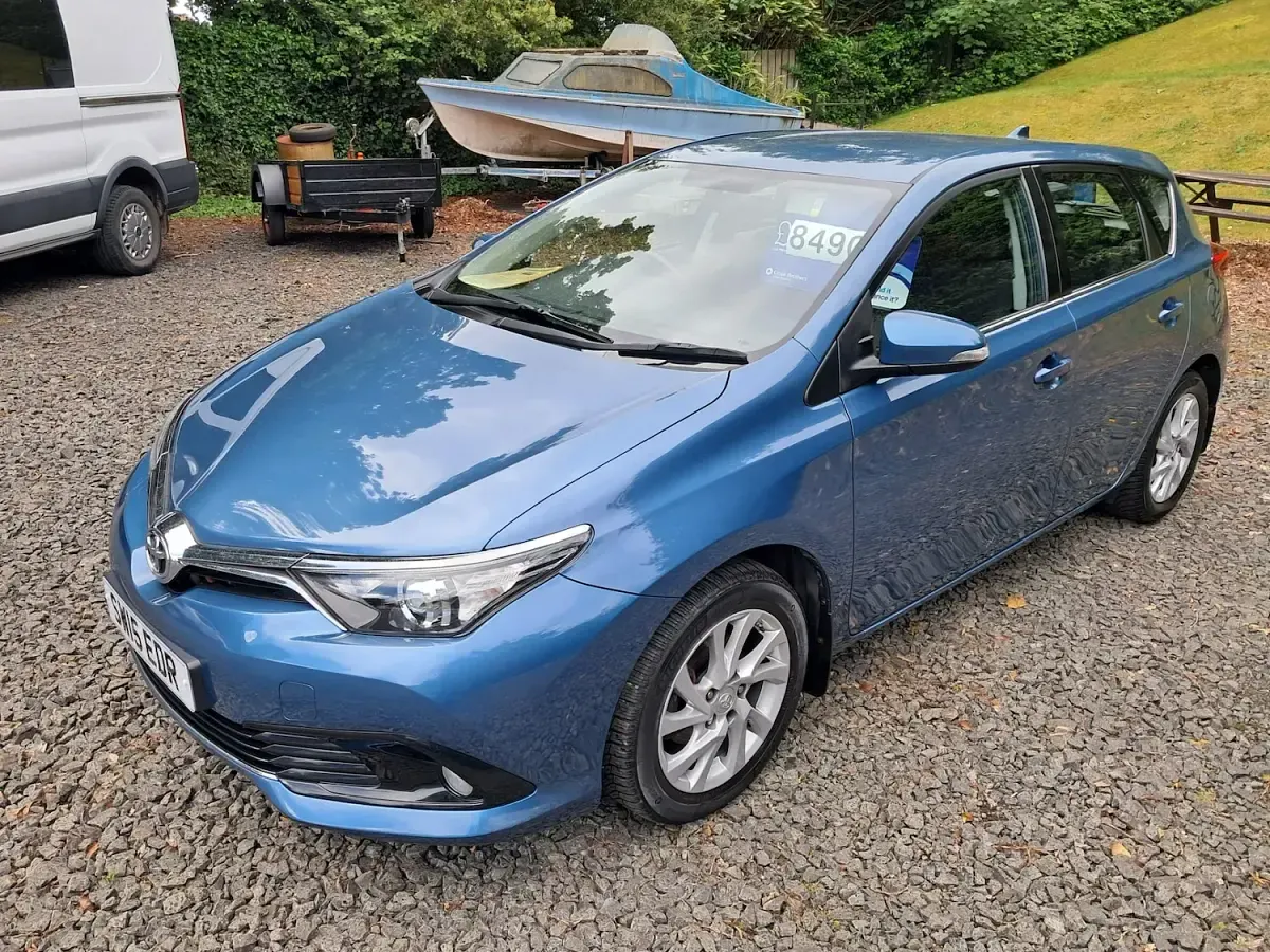 Used Toyota Auris 116 HP (85 kW) 2015 Blue Hatchback