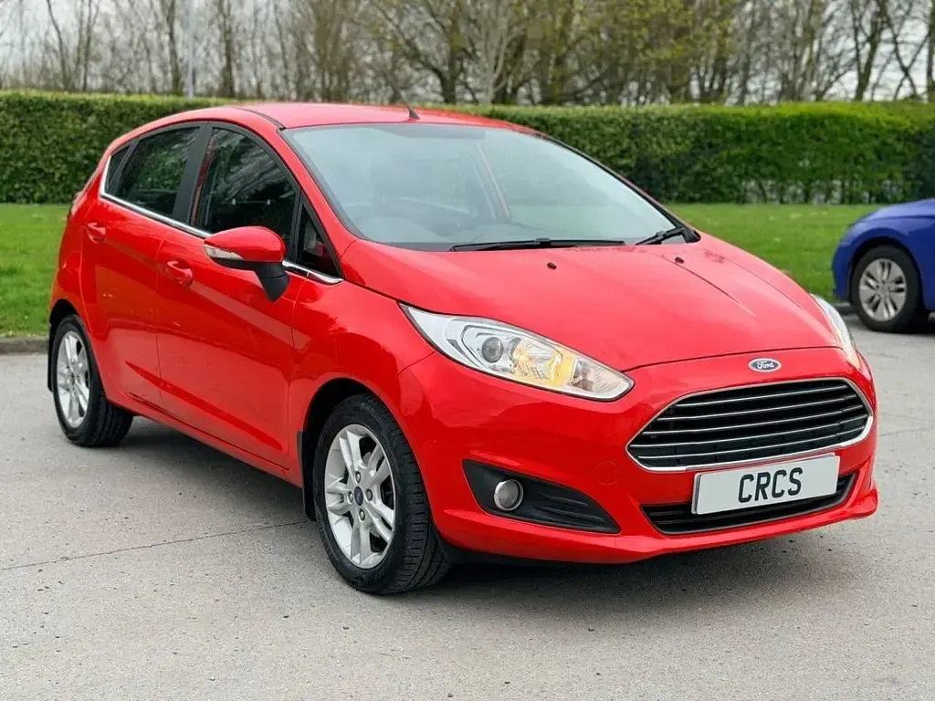 Usado Ford Fiesta Zetec 100 HP (73 kW) 2014 Vermelho Citadino