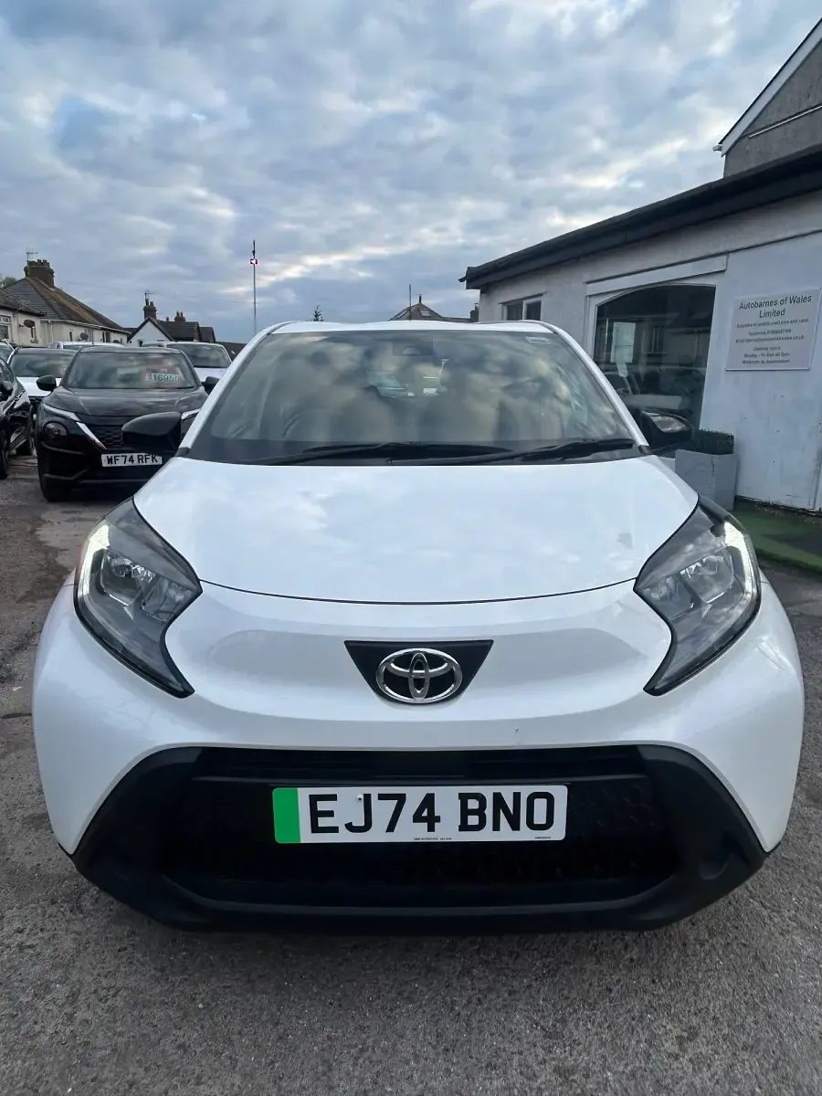 Used Toyota Aygo X PURE 72 HP (52 kW) 2024 White SUV