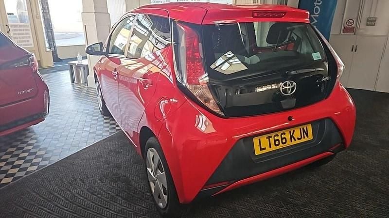 Used Toyota Aygo X-play 68 HP (50 kW) 2016 Red Hatchback
