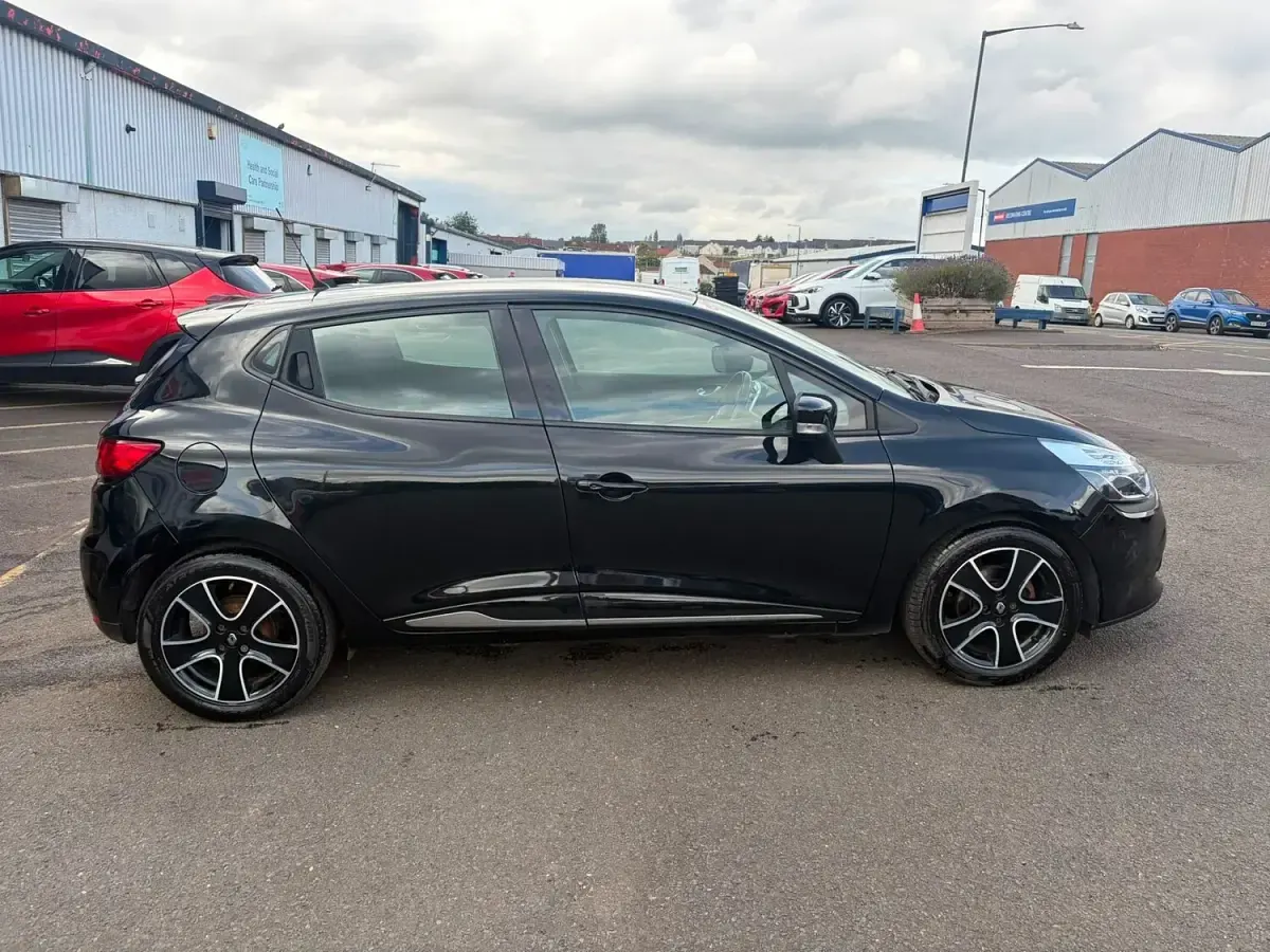Used Renault Clio Dynamique 75 HP (55 kW) 2016 Black Hatchback