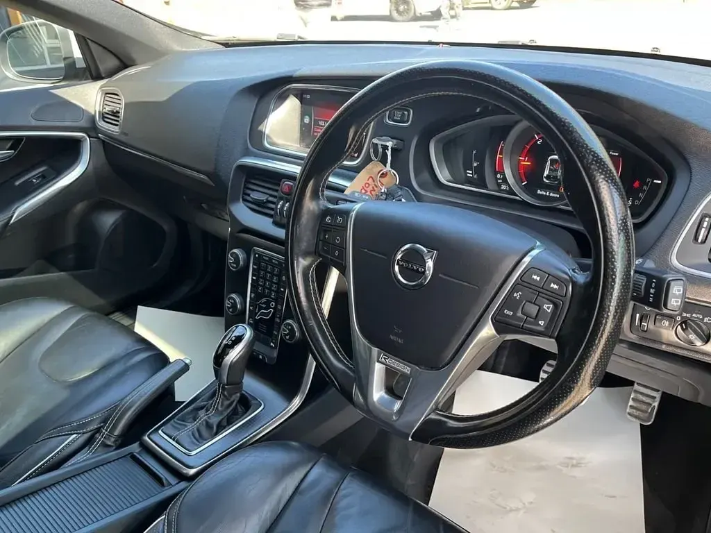 Gebraucht Volvo V40 R-Design Pro 190 PS (139 kW) 2017 Schwarz Kleinwagen