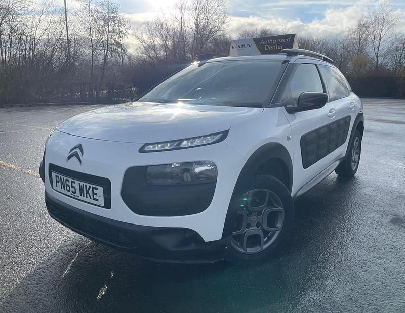 Used Citroën C4 Cactus Feel 82 HP (60 kW) 2015 White Hatchback