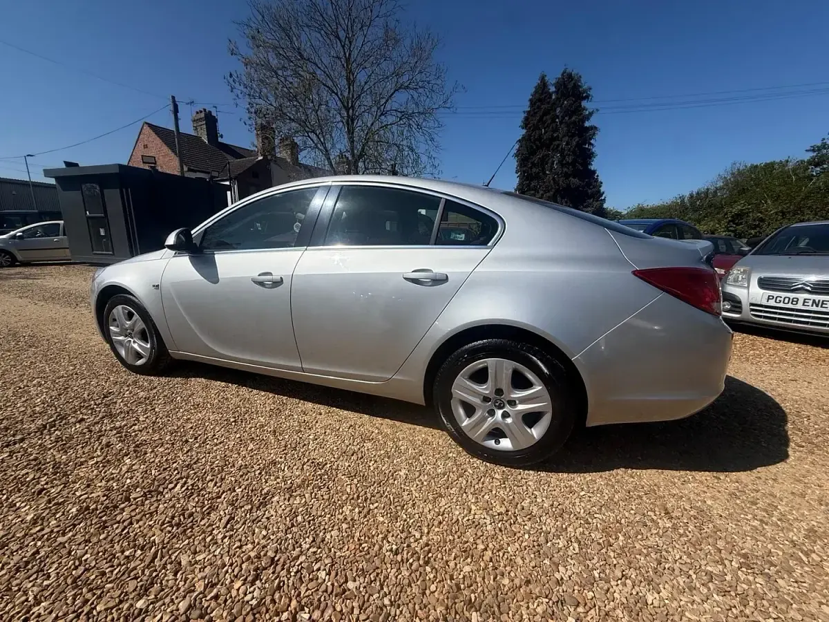 Used Vauxhall Insignia 140 HP (102 kW) 2012 Silver Hatchback