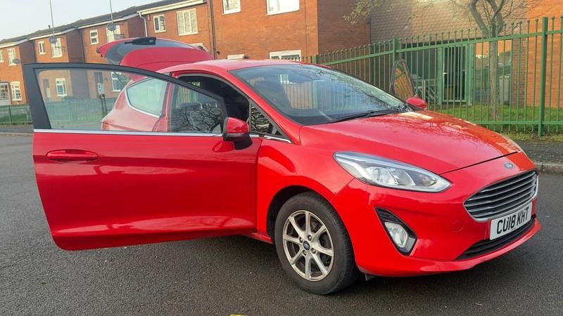 Used Ford Fiesta Zetec 85 HP (62 kW) 2018 Red Hatchback