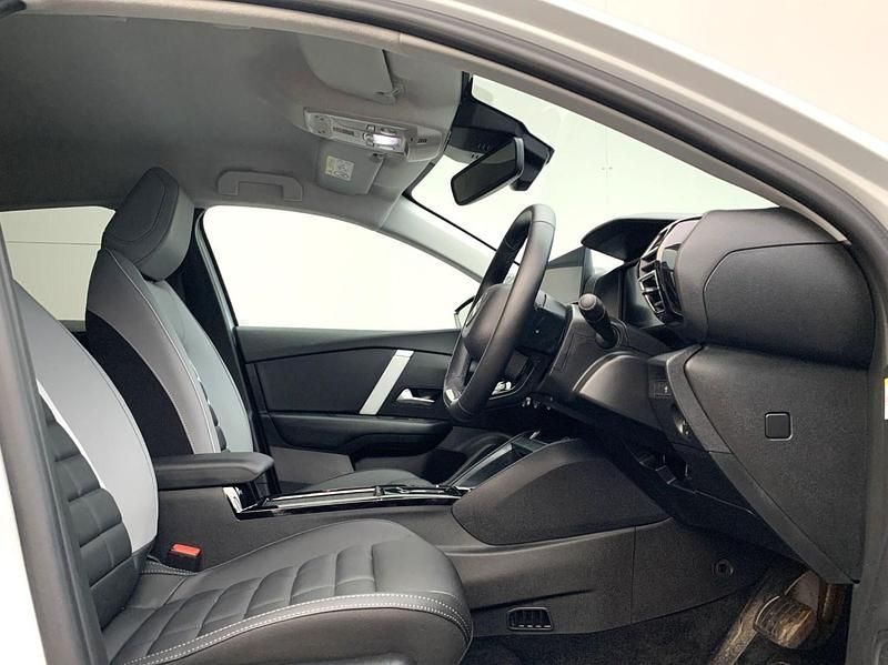 Begagnad Citroën e-C4 114 kW (156 HK) 2025 Vit Halvkombi