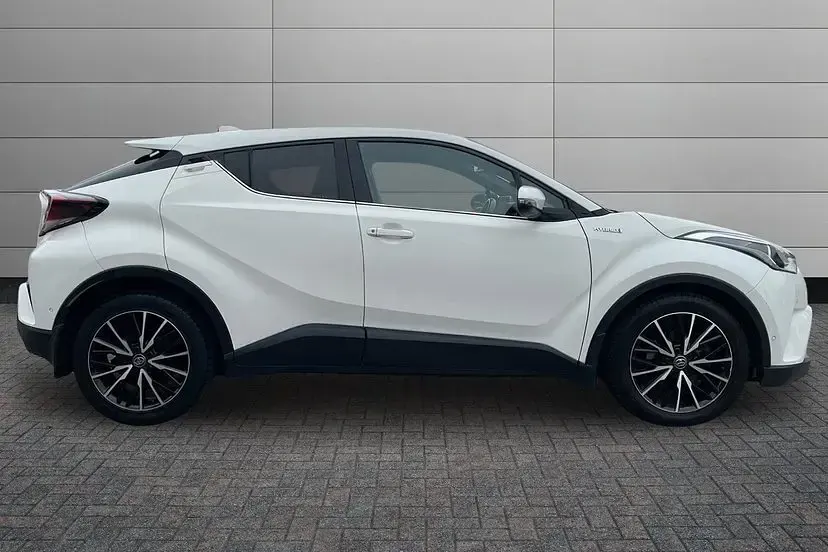 Used Toyota C-HR 120 HP (88 kW) 2018 Pure white SUV