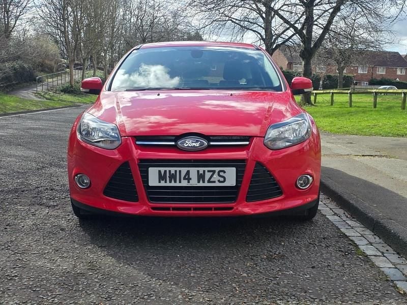 Used Ford Focus Titanium 125 HP (91 kW) 2014 Red Hatchback