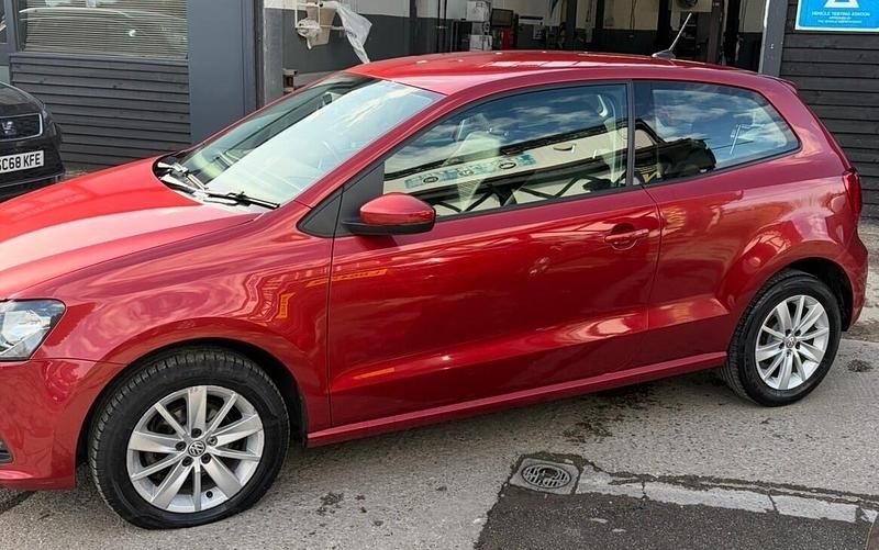 Used VW Polo SE 60 HP (44 kW) 2015 Red Hatchback