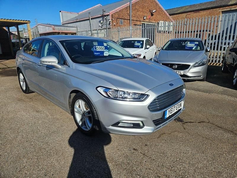 Begagnad Ford Mondeo Zetec 150 HK (110 kW) 2017 Silver Halvkombi