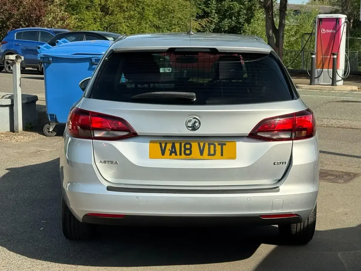 Używany Vauxhall Astra Design Edition 2018 Srebrny Kombi