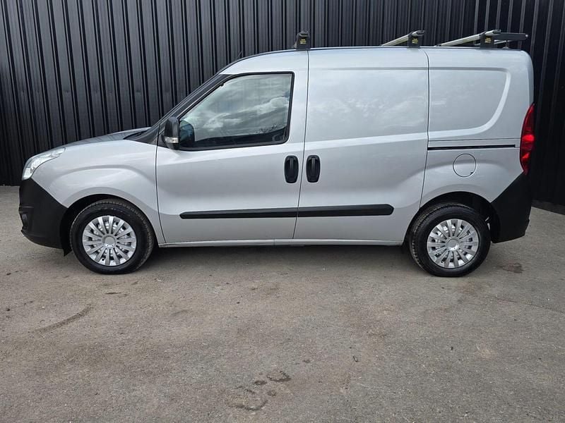 Begagnad Vauxhall Combo S 95 HK (69 kW) 2017 Silver Minibuss
