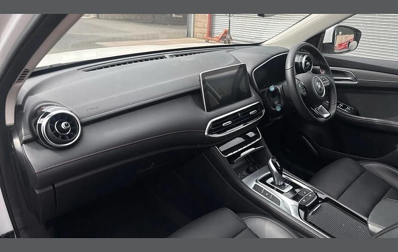Używany MG HS SE 159 KM (116 kW) 2024 Biały SUV