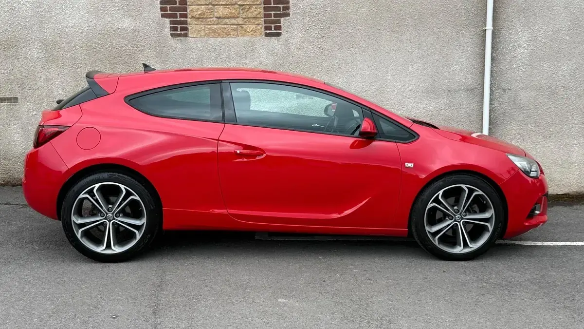 Used Vauxhall Astra GTC Edition 140 HP (102 kW) 2015 Red Hatchback