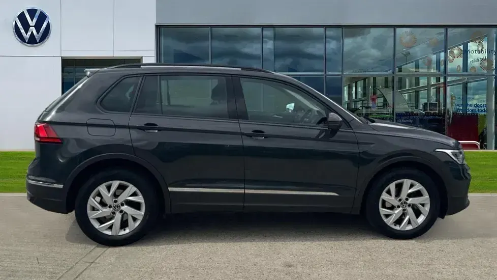 Used VW Tiguan Life 150 HP (110 kW) 2023 Urano grey SUV