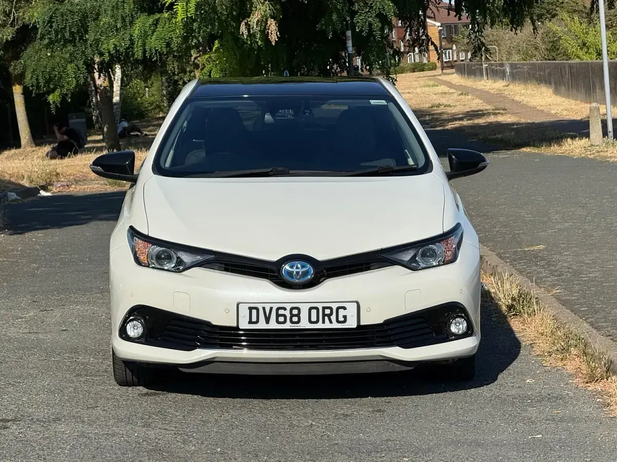 Used Toyota Auris Hybrid Design 2018 White Hatchback