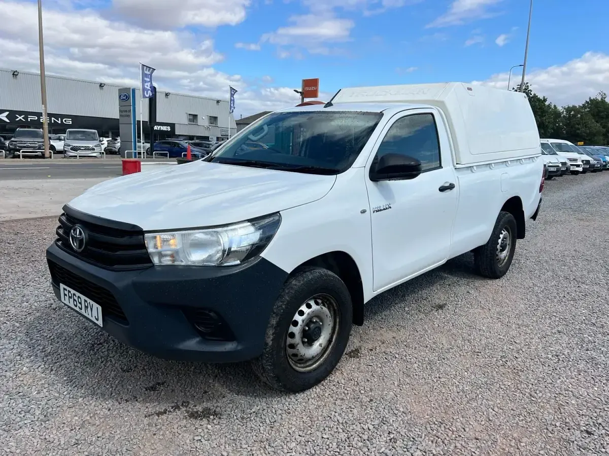 Used Toyota HiLux Active 150 HP (110 kW) 2019 White Pickup