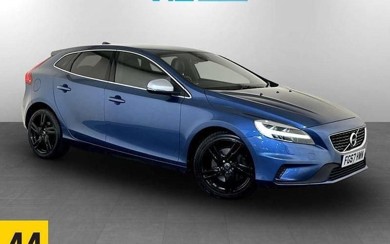 Used 2019 Volvo V40 R-Design Pro Hatchback | £9,995 (Good price) - Image 1/2